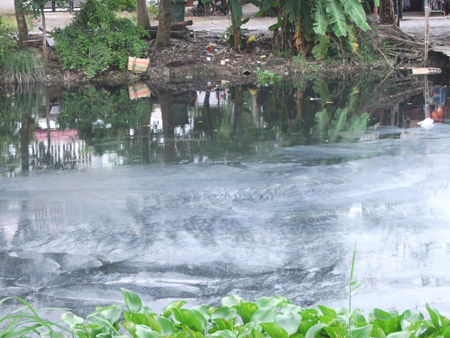 Váng[-]dầu[-]đen[-]ngòm,[-]dày[-]đặc[-]trên[-]kênh[-]C.